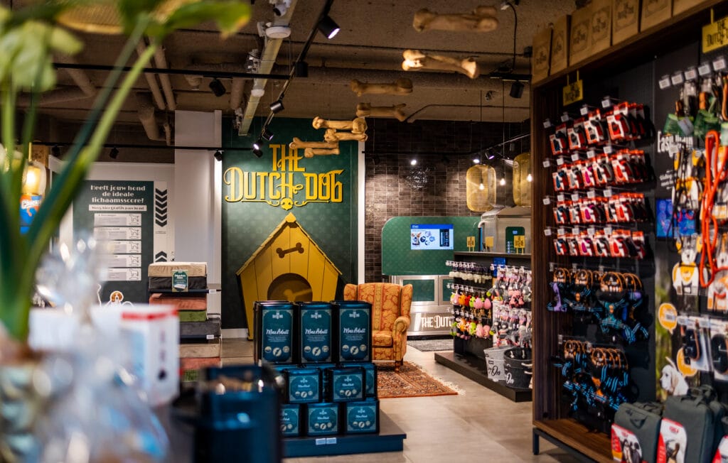 Een dierenwinkel met een verscheidenheid aan artikelen op display