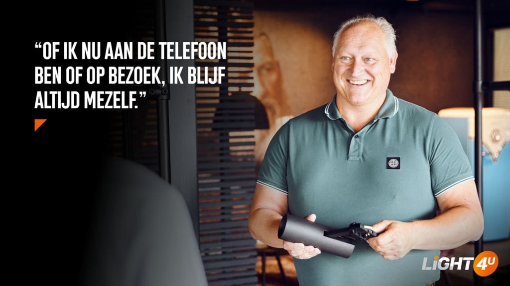 "Jos Pol, Senior Accountmanager bij Light4U, met een armatuur in handen. De quote luidt: 'Of ik nu aan de telefoon ben of op bezoek, ik blijf altijd mezelf.'"